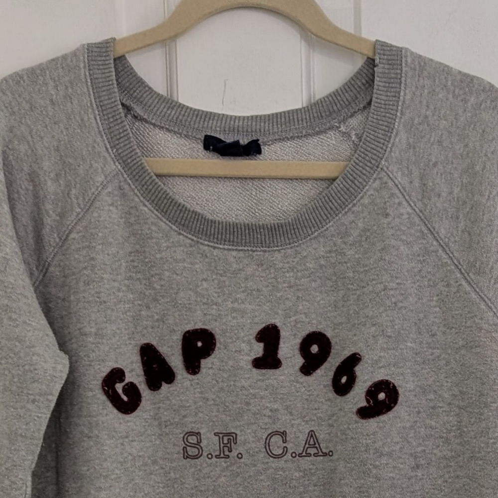 GAP Womens‎ Crew Neck Sweatshirt LARGE Logo Casual Cozy Pullover Gray - Picture 2 of 7